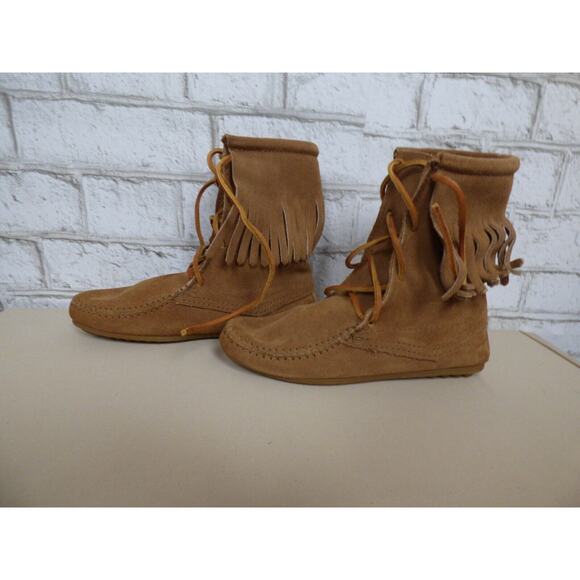 Minnetonka Women's Classic Fringe Dusty Brown Hard Sole Lace Up Boot 4 NEW - Picture 2 of 5